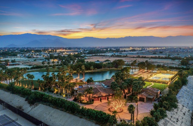 Desert Ridge Estate Alquiler temporal de Lujo - Su Resort privado con un lago privado