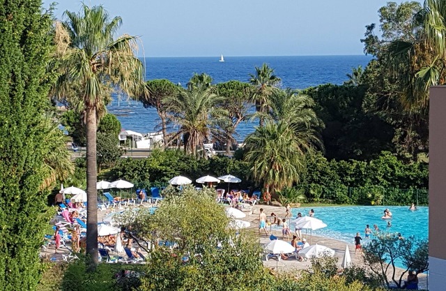 PIES EN AGUA MAR Y PISCINA "Les Rivages des Issambres" RESIDENCIA GUARDADA