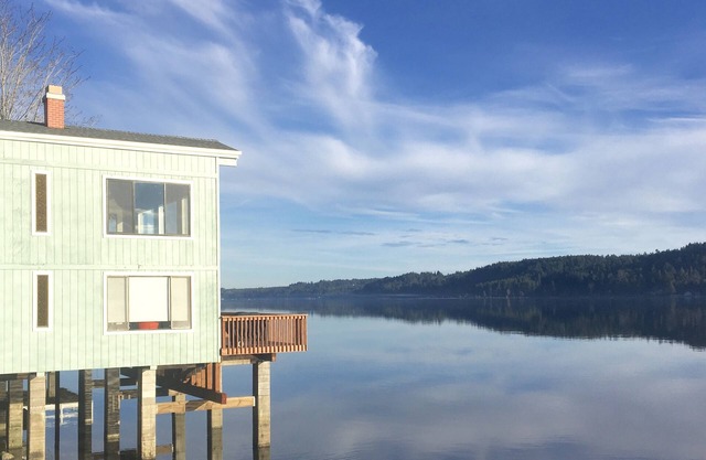 AGUAS CALIENTES DE VERANO Campana Canal Mid-Century Casa moderna de estilo loft sobre el agua