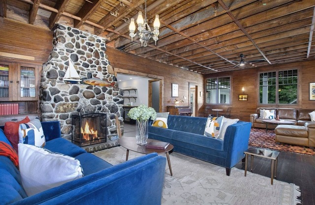 Pine Lodge: Swimming Pool, Hot Tub, Lake Michigan Beach, Sauna, Screen Porches