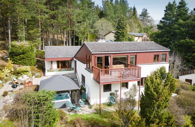 Pine Ridge Lodge - a lodge that sleeps 8 guests in 4 bedrooms