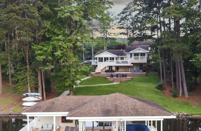 Pine Ridge Paradise: Your Dream Lake House Retreat Awaits