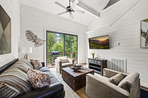 Pine Ridge Retreat w Hot Tub Grill Games More