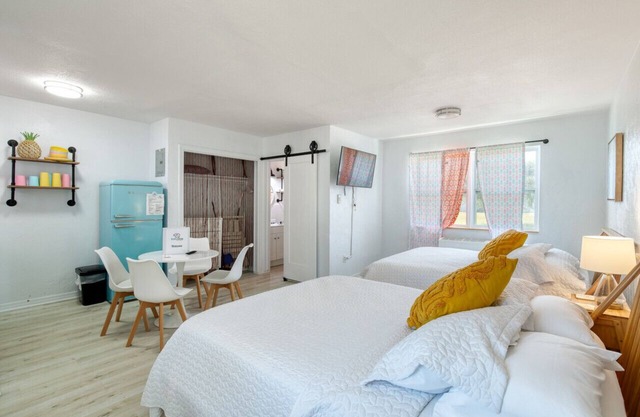 Pineapple Shores Retro Inn 5