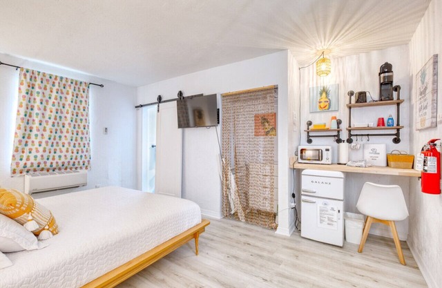 Pineapple Shores Retro Inn 10