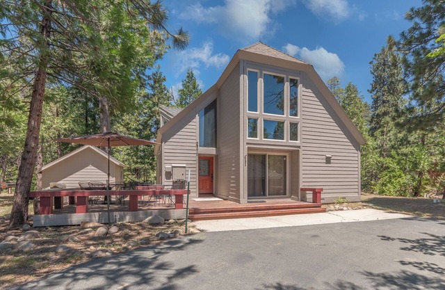 Pinecone Peak--Updated Cabin with Huge Recreation Room and Flat Level Driveway!