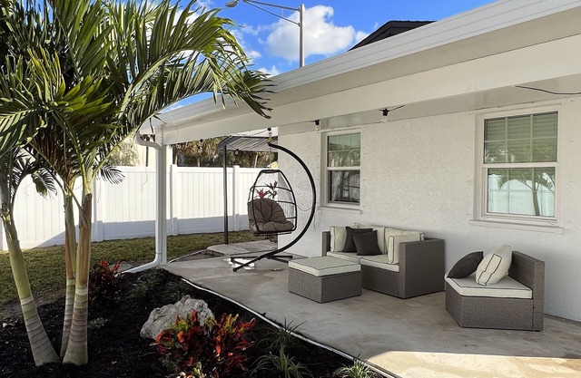 Pinecraft Paradise ~ Secluded Apt in central SRQ!