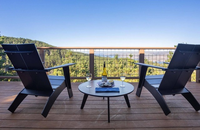 En lo alto de Ridgeline con vistas panorámicas de la montaña y del agua