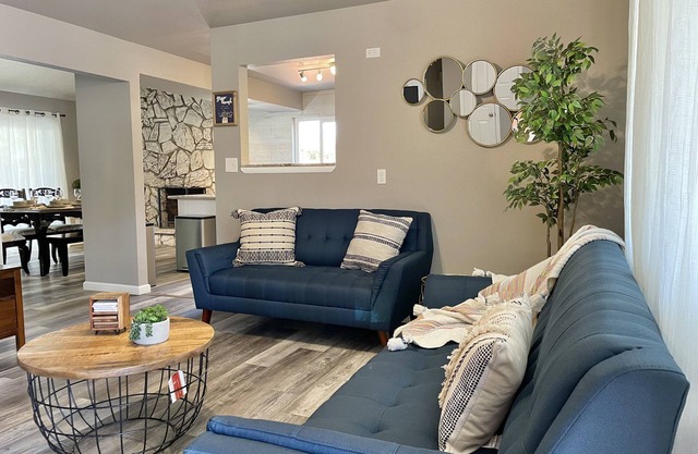 Pineland Getaway, 4 Queen + 2 Twin ~ Central location