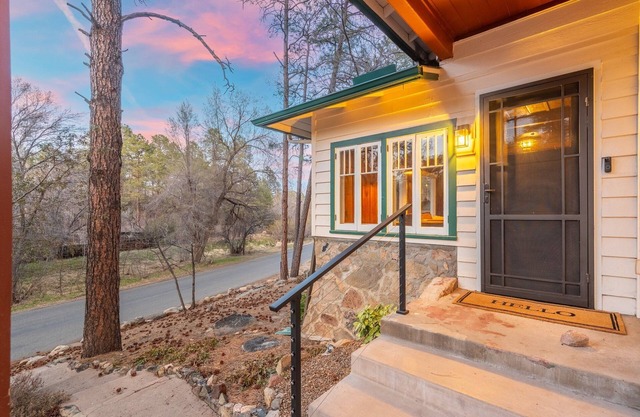 Pines near Courthouse / 3 King Bedrooms / fully fenced yard