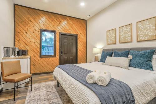 Pinewood Treehouse King Suite Scenic Worksation