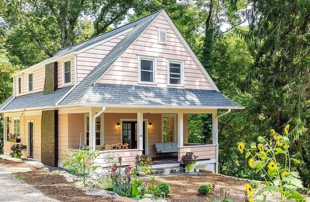Pink House in Wooded Kenilworth - 4 Mins to DT Asheville & Walkable to Hospital
