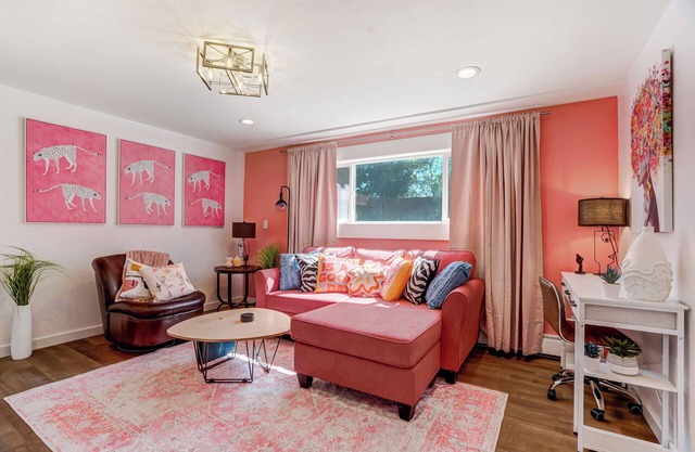 Pink Panther Parlor - Cozy 2-BR w/Mountain Views, King Bed & Pet-Friendly Yard