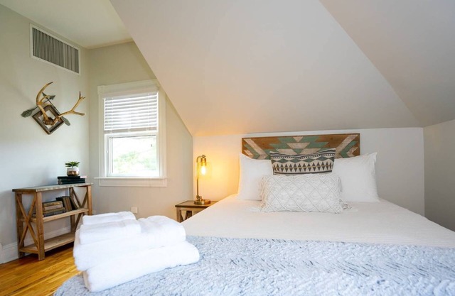 Pinky's Palace | Beer + Wine | Sleeps 2