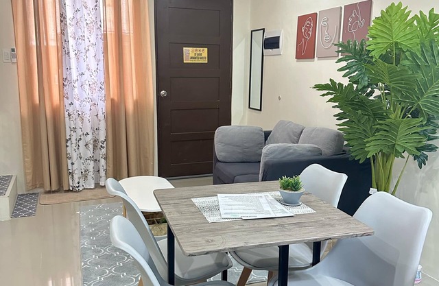 Piper's Pad - Cozy 2-bedroom Townhouse near the Airport - Air-Conditioned. WIFI.