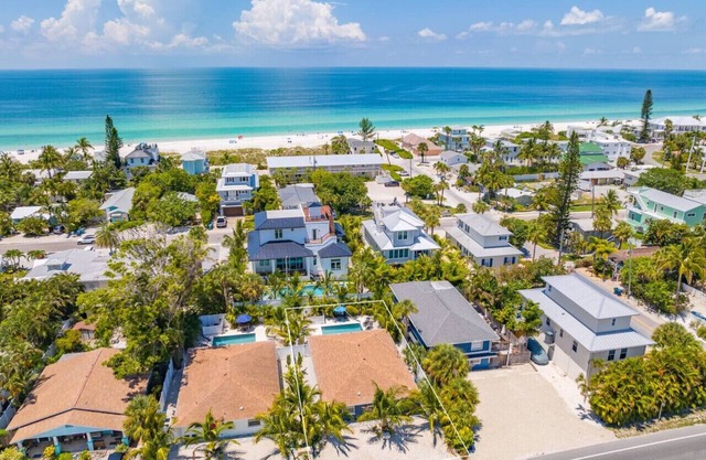 Pirate`s Den Bungalow steps from Beach Access!