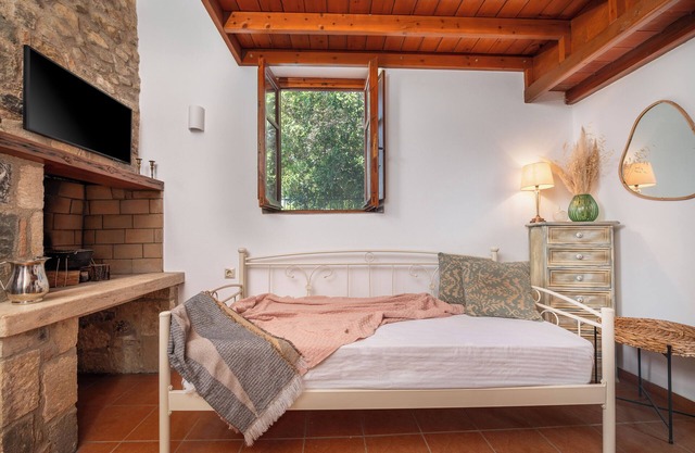 Pirgali Stone House! a romantic Greek House with all hotel amenities!