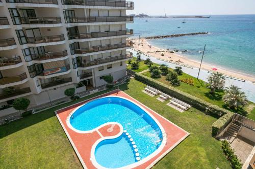 Piso familiar con piscina frente al mar