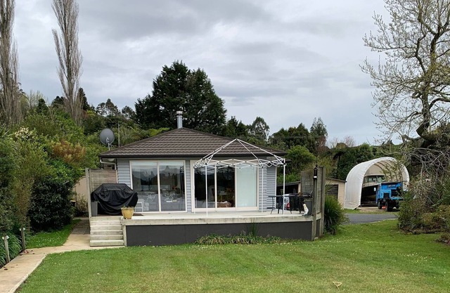 Piwakawaka Cottage. - At Peace With the World