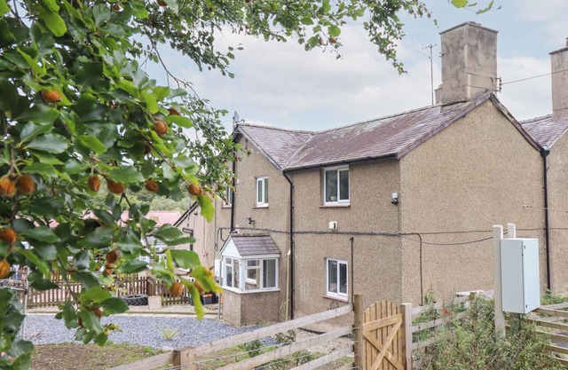 PLAS YN BONWM, pet friendly, character holiday cottage in Corwen