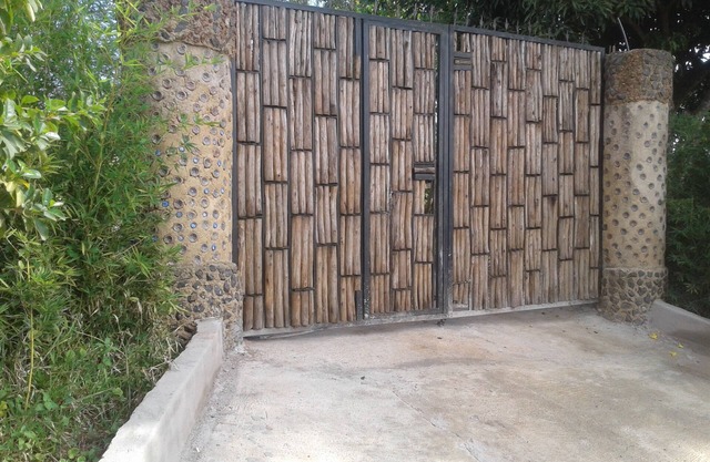 Casa de botellas de plástico y casa de ladrillos entrelazados