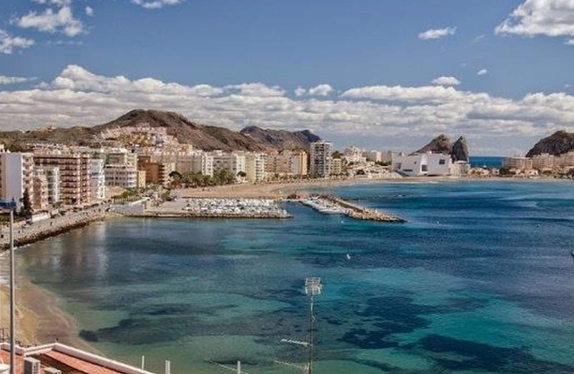 Playa Delicias, situado junto a club náutico a 0.8km del centro de Águilas. WIFI