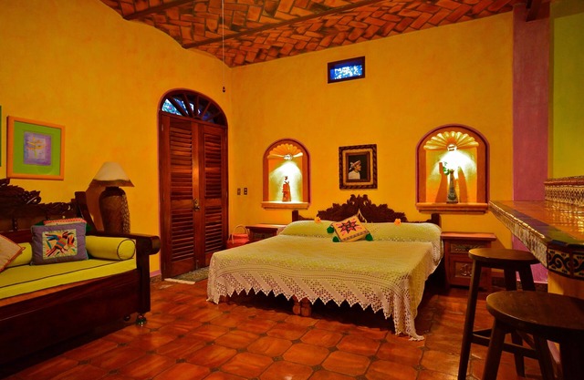 Playa Suite: Suite frente a la playa con patio privado en medio de jardines tropicales