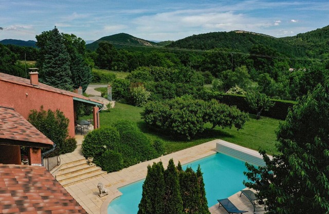 Pleasant single-storey house, sleeps 7, unobstructed view, private pool.