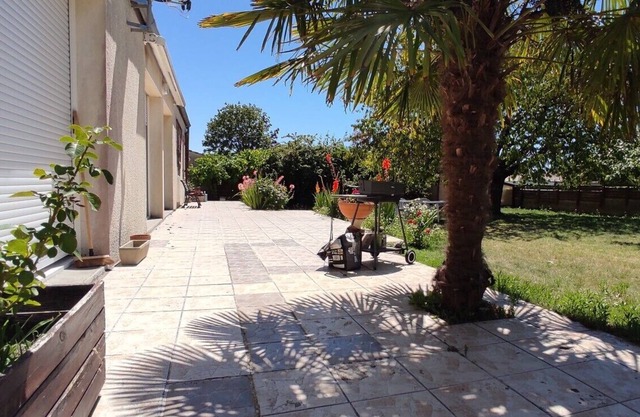 Pleasant family house open to garden + air conditioning