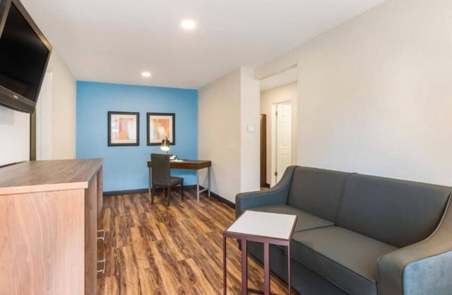 Pleasant Stay, Convenient Location! Free Onsite Parking, Swimming Pool
