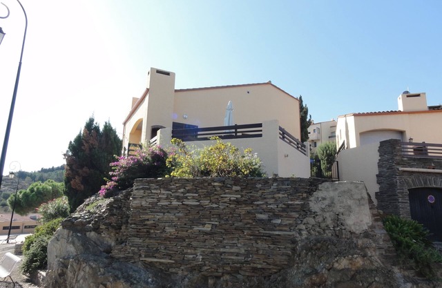 Encantadora villa con piscina solo para residentes y vista panorámica.