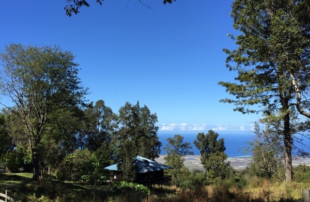 Pole House en finca arbolada con fabulosa costa y vistas a la montaña