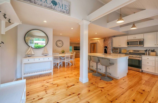 Pond front Home close to Yarmouth & Dennis Beaches