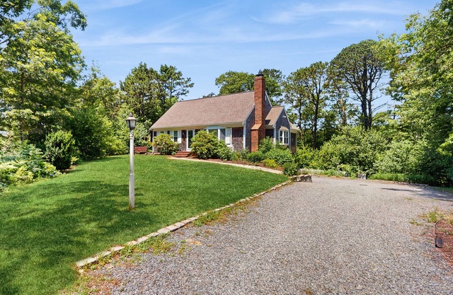 Pond view home w/ AC, sunroom, kayak & near town and beaches