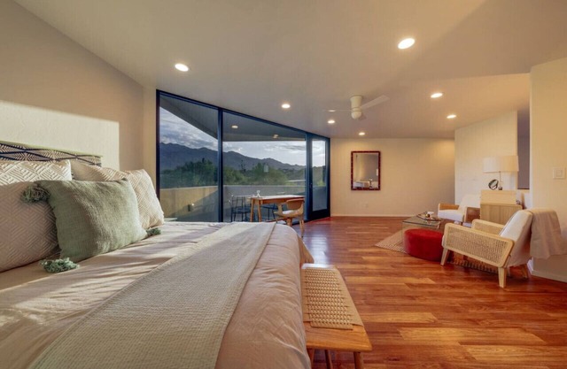 Pool & Hot Tub / Stunning / Mountain Views / 3 BR