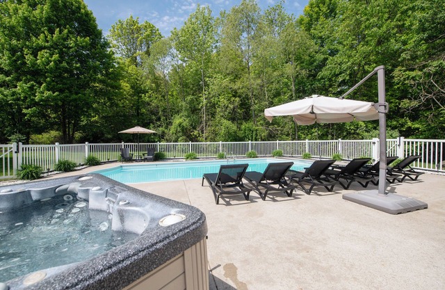 Piscina, jacuzzi, porche de ping-pong y porche cubierto con chimenea con vista al barranco arbolado