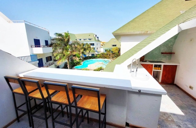 Casa de la piscina con 2 balcones, junto a la playa!