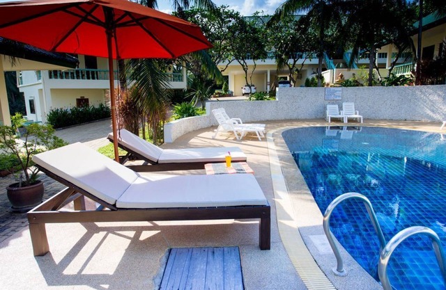 Habitación con vistas a la piscina y camas gemelas A