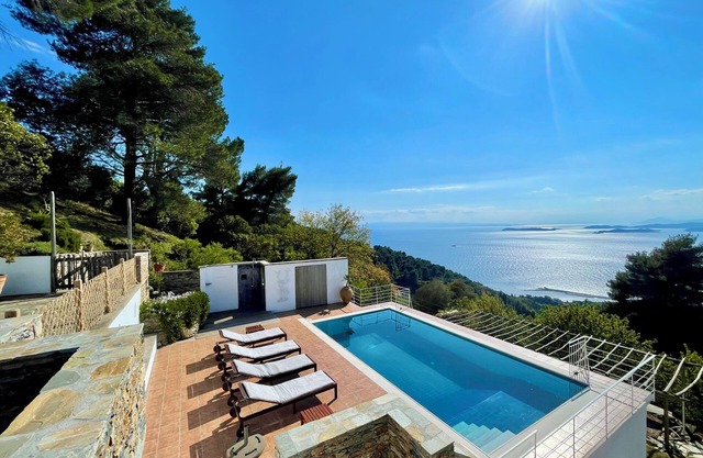 Su acogedora villa de vacaciones con piscina, jardines y unas vistas encantadoras!