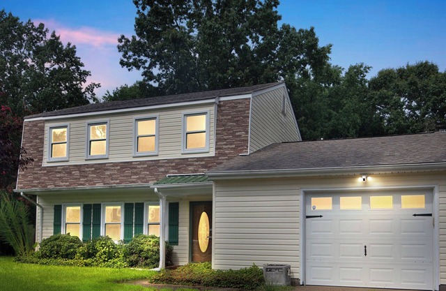 Poolside Paradise 4-bedroom in Hampton w/WiFi, fireplace; 7 mi to Langley AFB