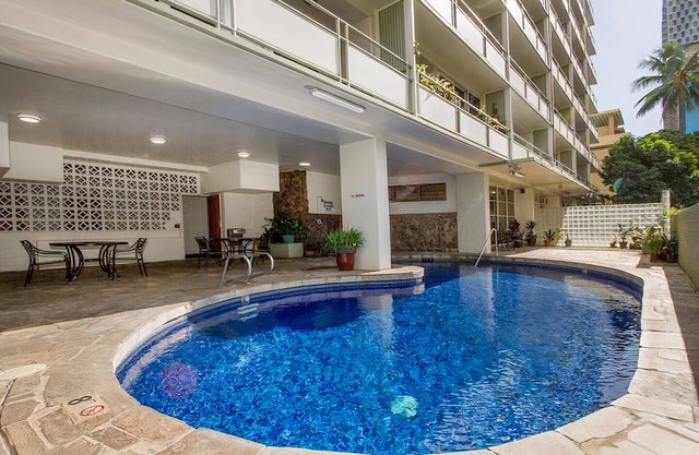 Poolside Waikiki Retreat w/ AC, surfboard storage, walking distance to beach!