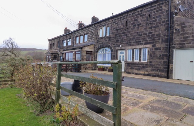 POPPLES BARN, family friendly, with a garden in Hebden Bridge