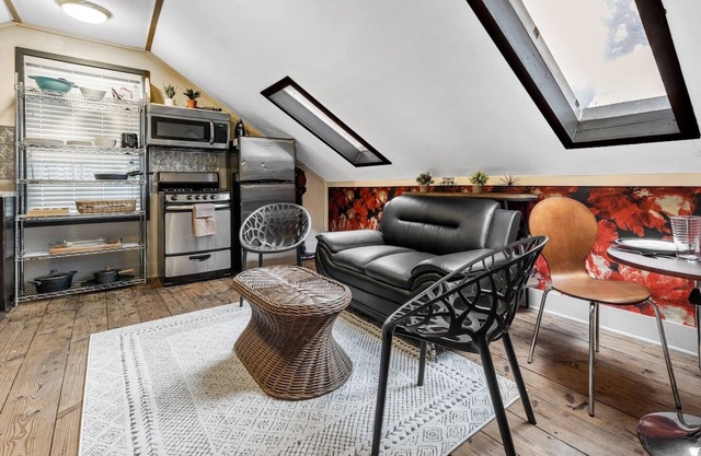 Poppy: Quirky, Walk to A&M, Comfy King Bed, Fun Space