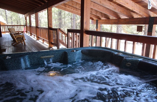 Logia de lujo Log Home. Perfecto para una escapada familiar! Cerca de la ciudad. Bañera de hidromasaje.