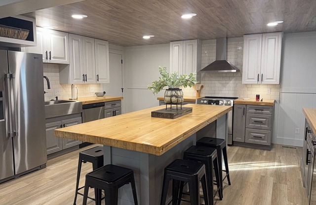 Port Clinton 3BR Retreat A/C, Dining In & Out, Near Cedar Point & Islands