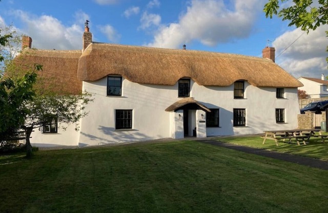 Poyers Thatched Farmhouse with Hot Tub