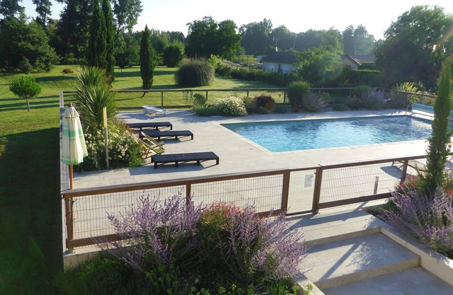 Casa de turismo amueblada de 4 **** en propiedad de 1ha2, piscina climatizada y estanque