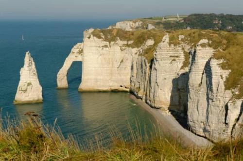 Près d'Etretat, joli appartement pour 4 personnes avec 2 chambres, vous pouvez me joindre au zéro six soixante dix huit soixante treize trente six quatre vingt onze pour réserver en direct