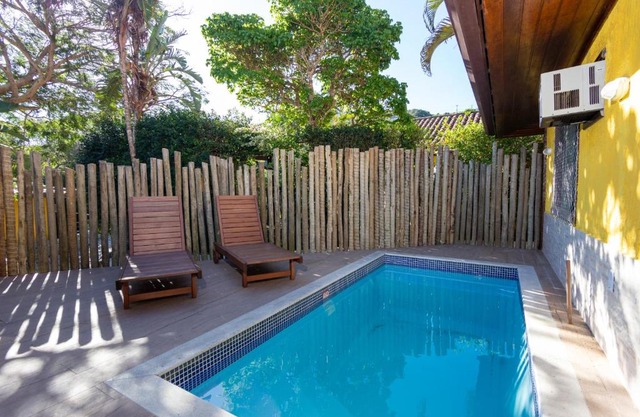 Praia da Ferradura com quatro suítes e piscina.