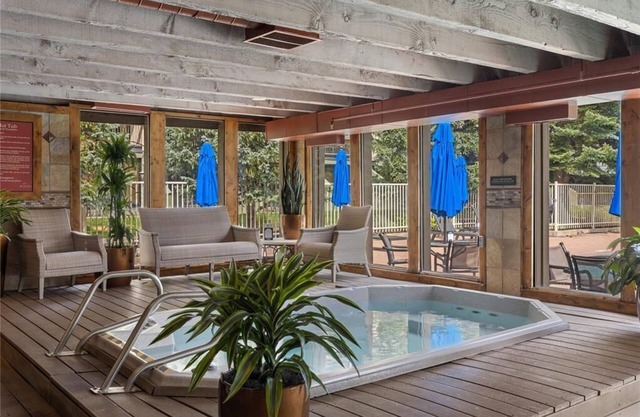 Premier 1BR + Den w/Pool & Hot Tub Access